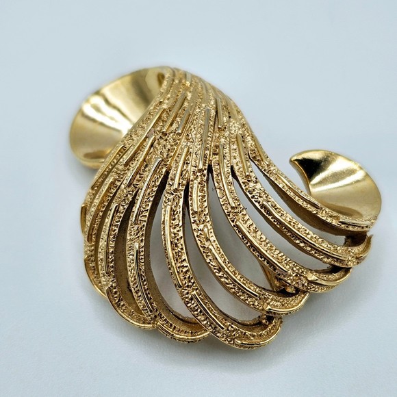 Crown Trifari Brooch Textured Goldtone Feathered Swirl Estate Pin Vintage - Picture 2 of 8